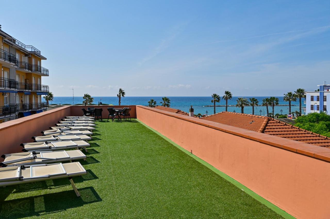 Hotel Delle Rose San Bartolomeo Al Mare Luaran gambar
