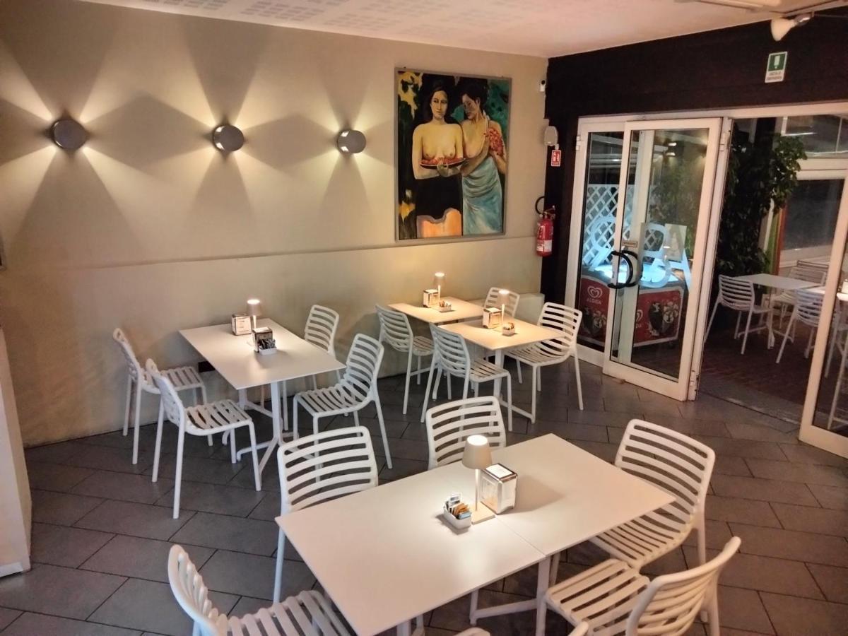Hotel Delle Rose San Bartolomeo Al Mare Luaran gambar