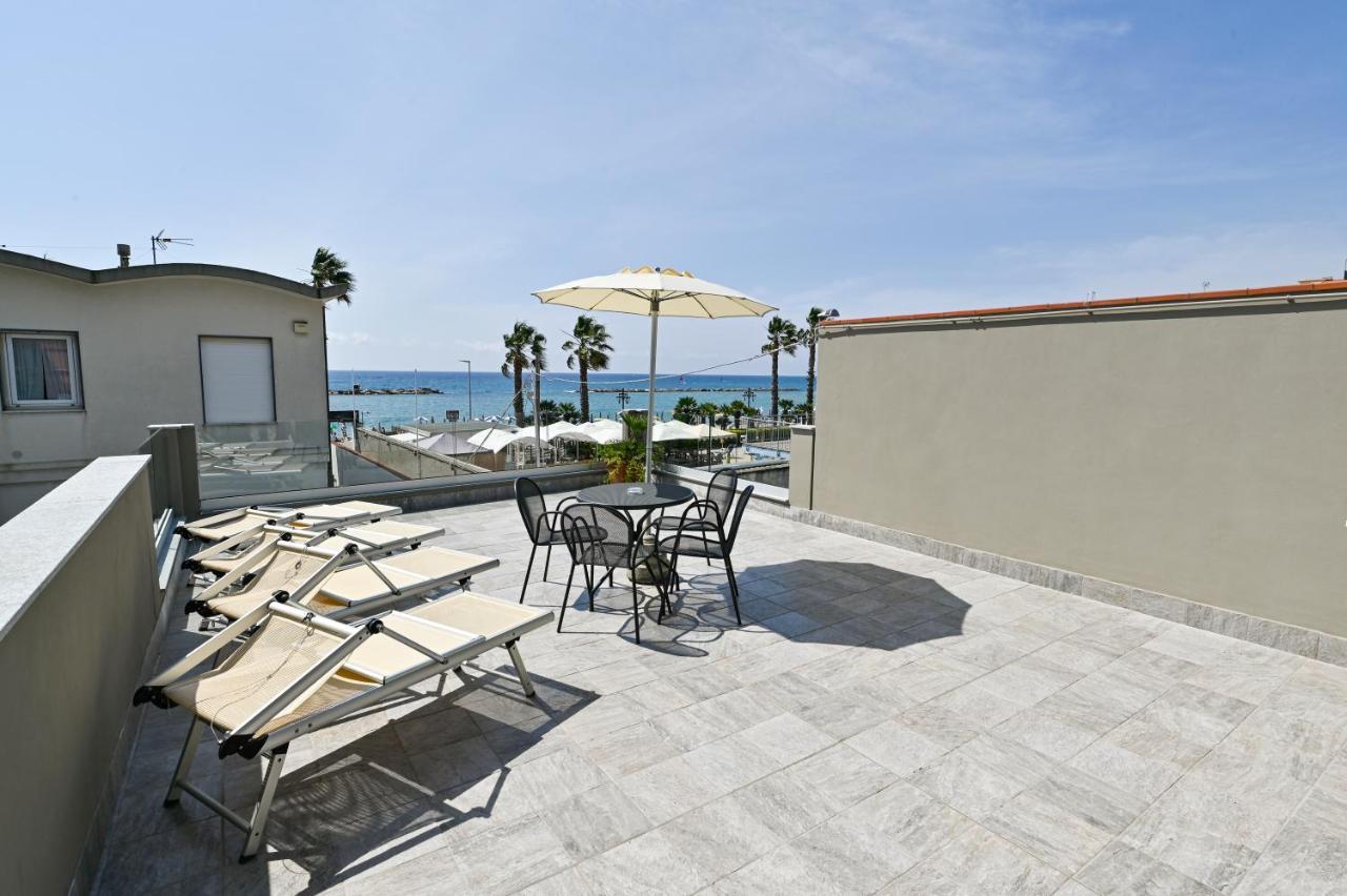 Hotel Delle Rose San Bartolomeo Al Mare Luaran gambar