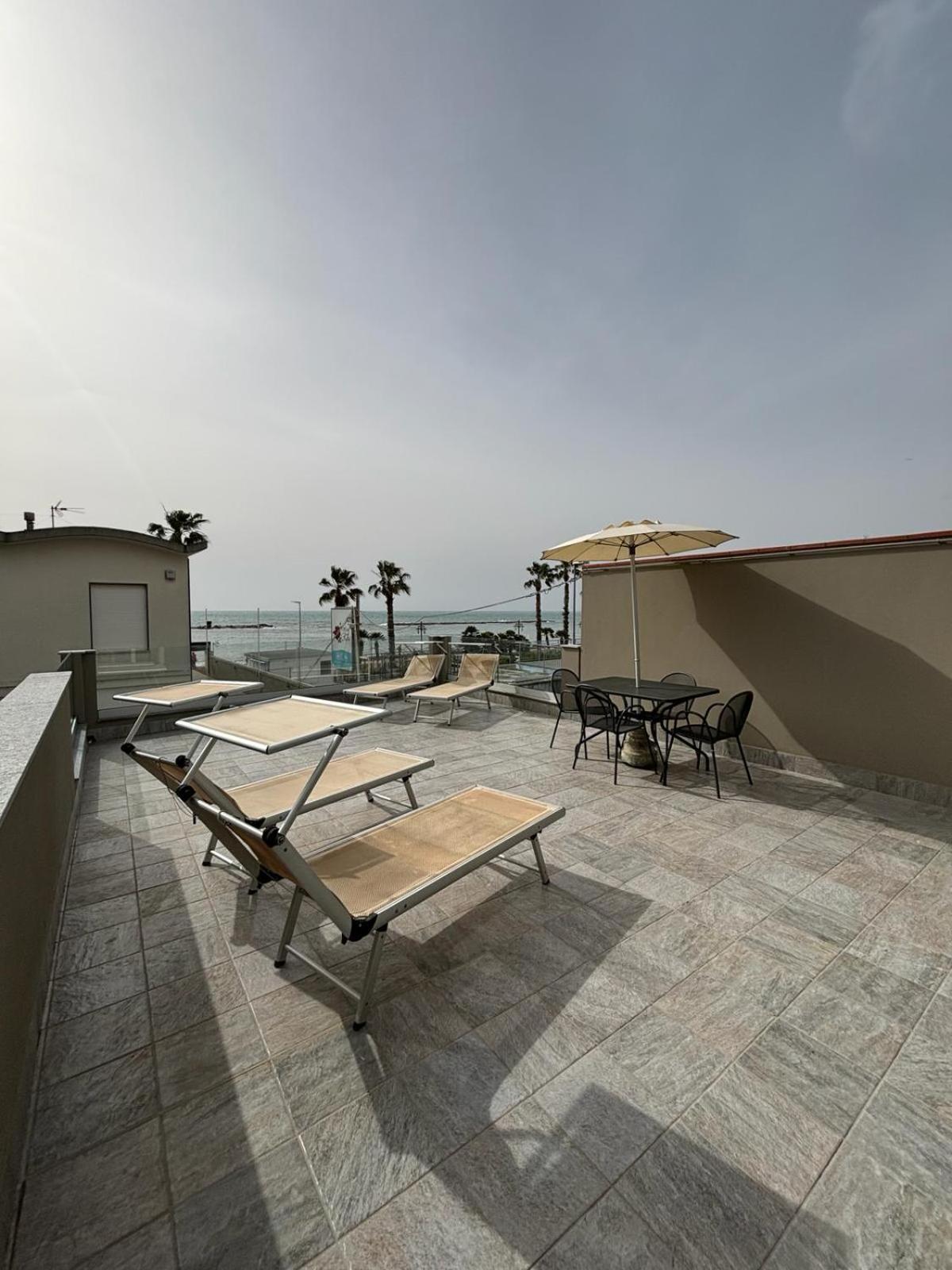 Hotel Delle Rose San Bartolomeo Al Mare Luaran gambar