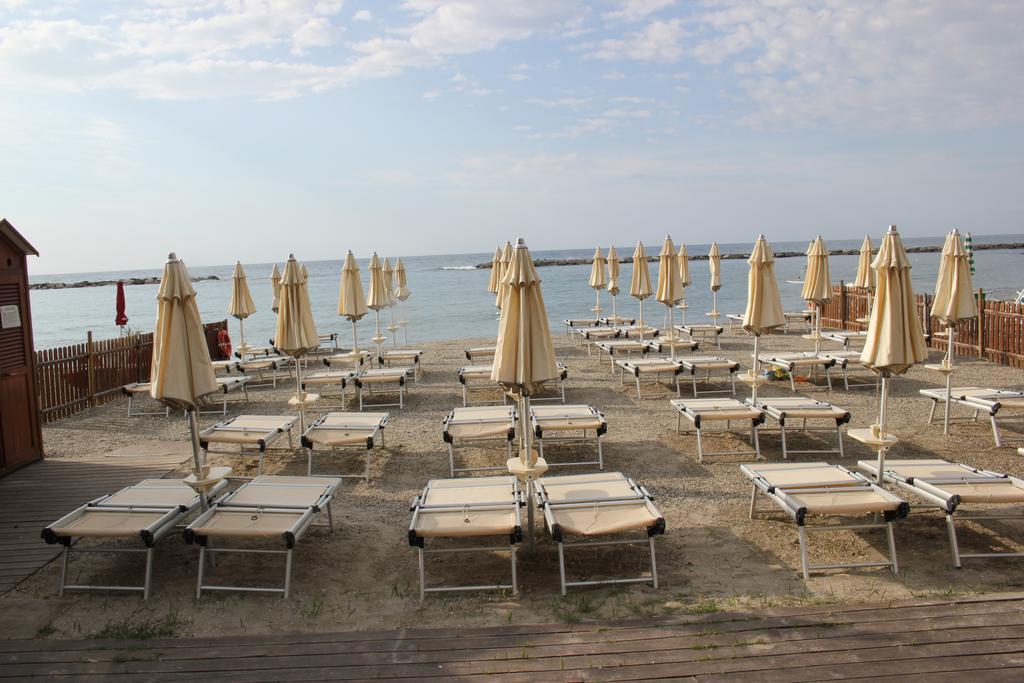 Hotel Delle Rose San Bartolomeo Al Mare Luaran gambar