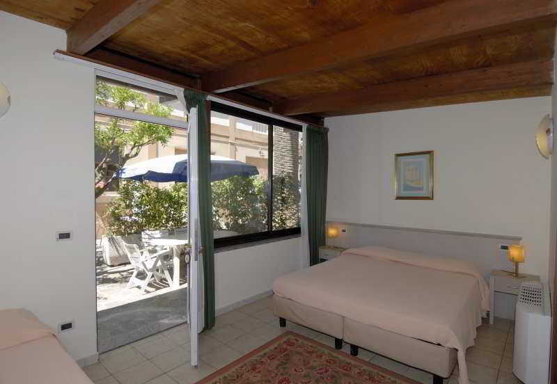 Hotel Delle Rose San Bartolomeo Al Mare Bilik gambar